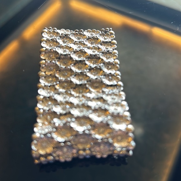 NWT Stunning Wrist cuff done in a silver finish with delicate flowers & crystal - Picture 8 of 13